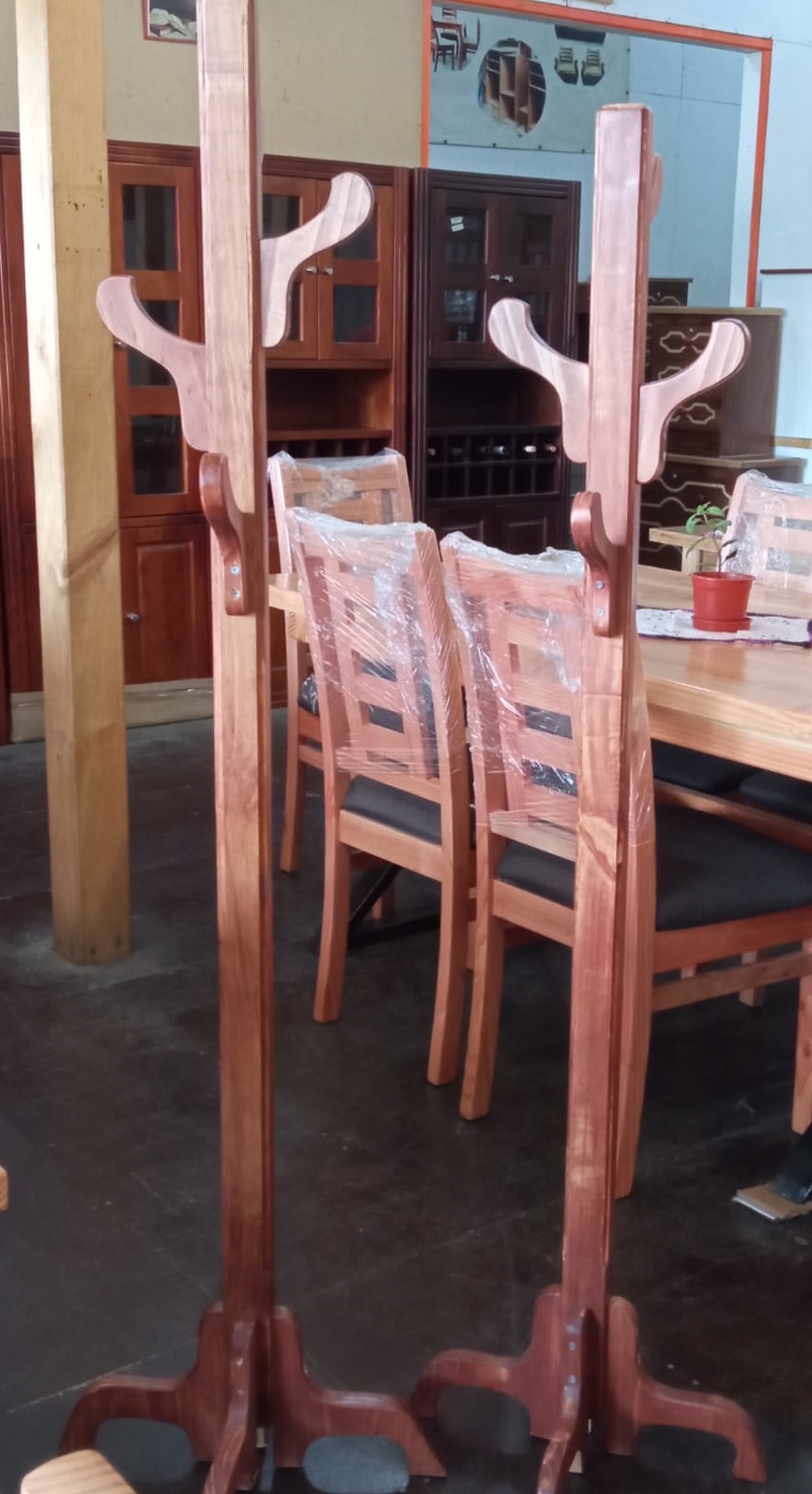 Percheros con madera teñida