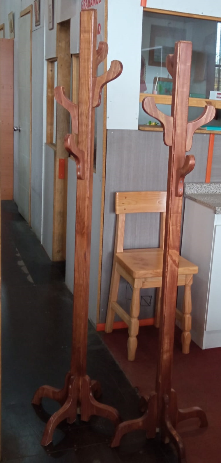 Percheros con madera teñida
