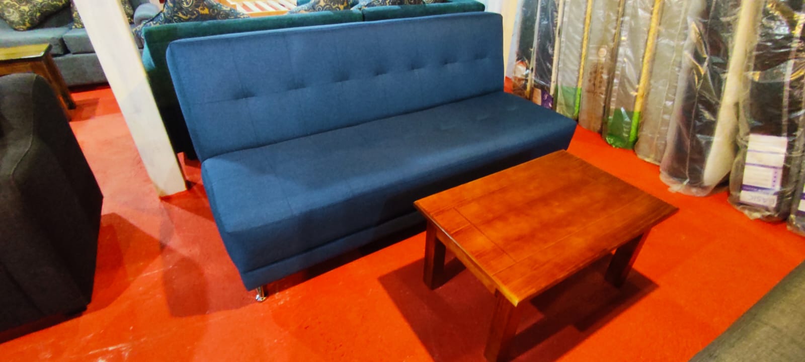 Sofá y mesa de centro
