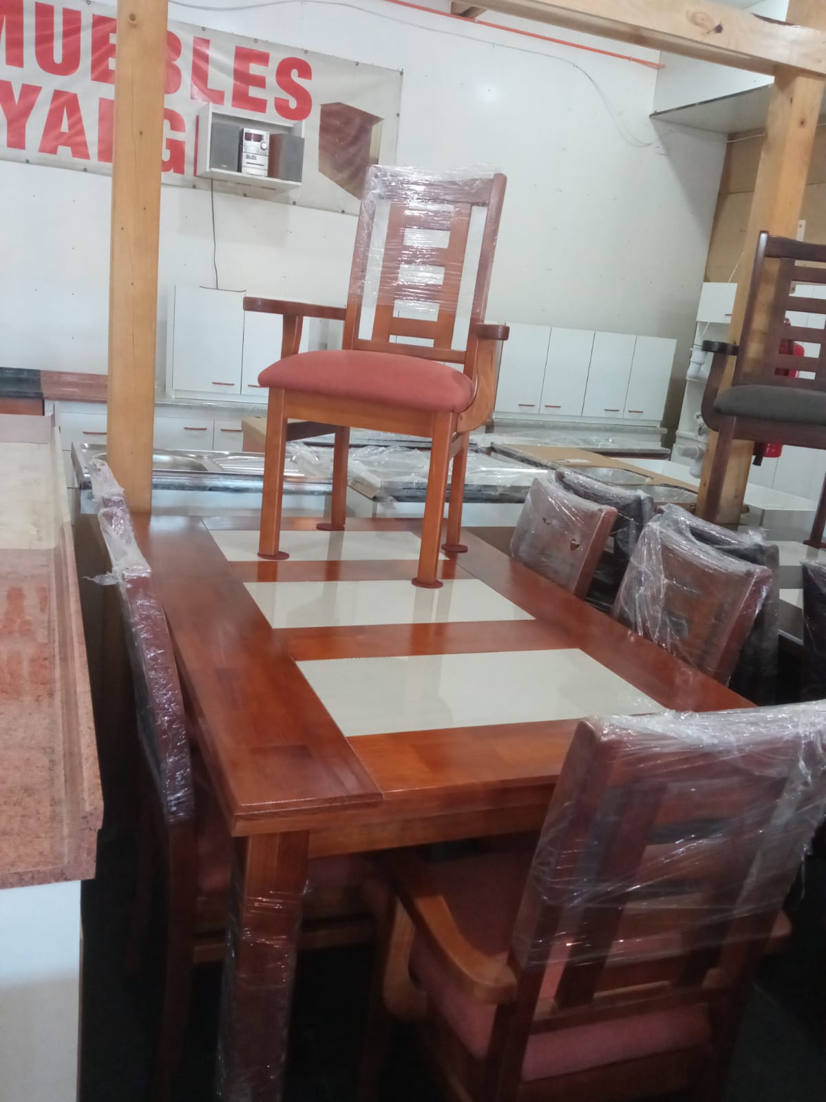 Mesa de comedor con sillas