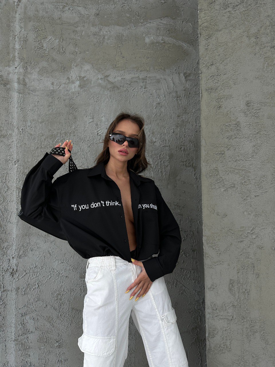 Besticktes Hemd mit Schrift 