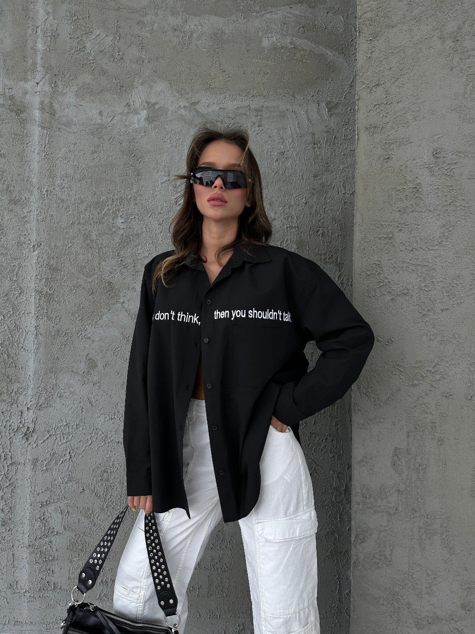 Besticktes Hemd mit Schrift 