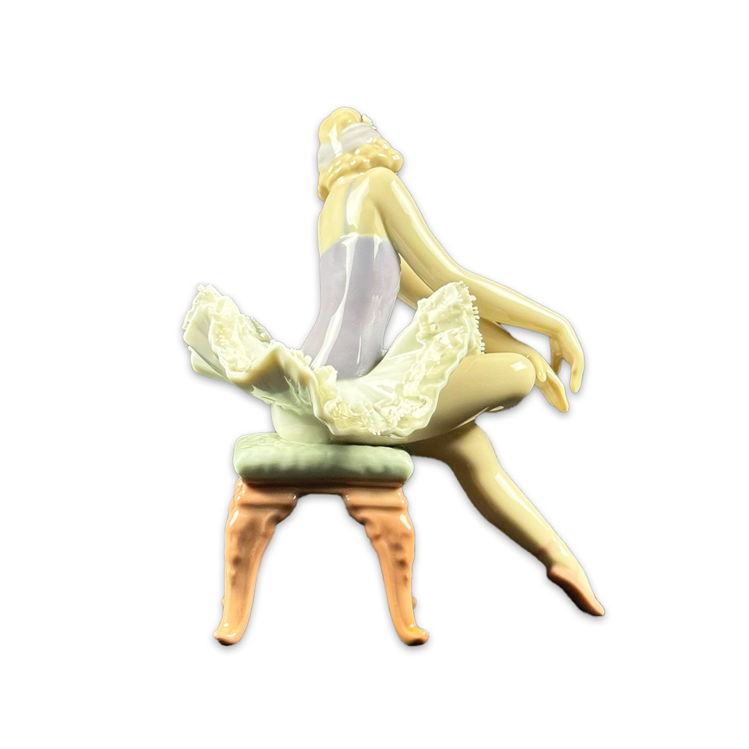 ESCULTURA BAILARINA OLHANDO SAPATILHA PORCELANA LLADRO