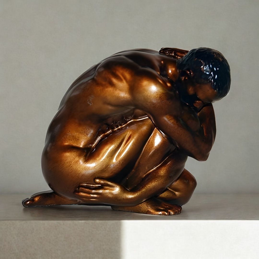 ESCULTURA MAN ENCOLHIDO RESINA DOURADO MODALI DESIGN
