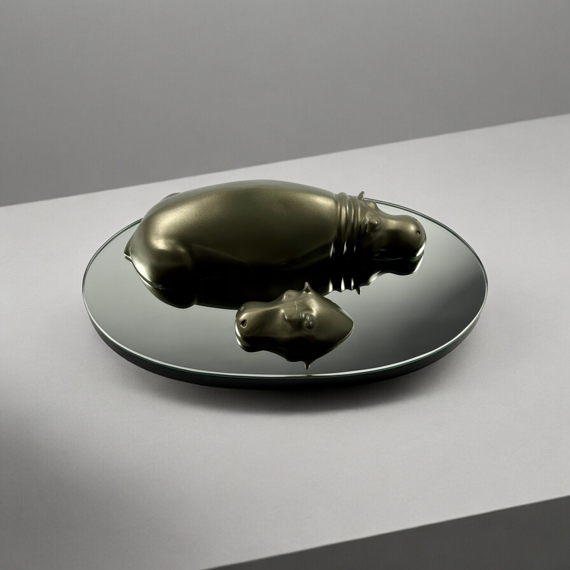 ESCULTURA HIPOPOTAMOS RESINA C/BASE ESPELHADA MODALI DESIGN