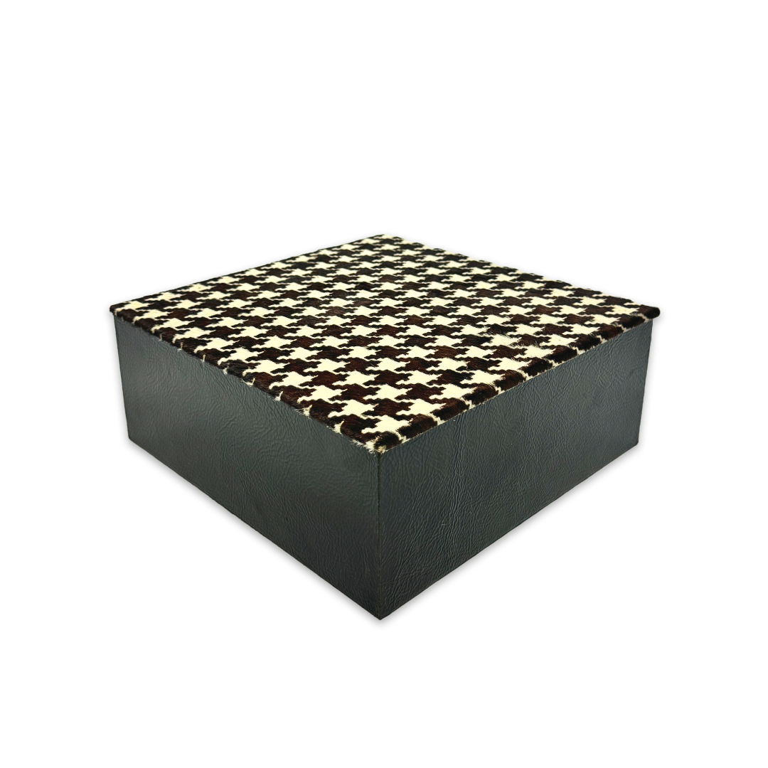 CAIXA QUADRADA DONNA II MADEIRA COURO C/ESTAMPA PRETA E BRANCA MODALI DESIGN