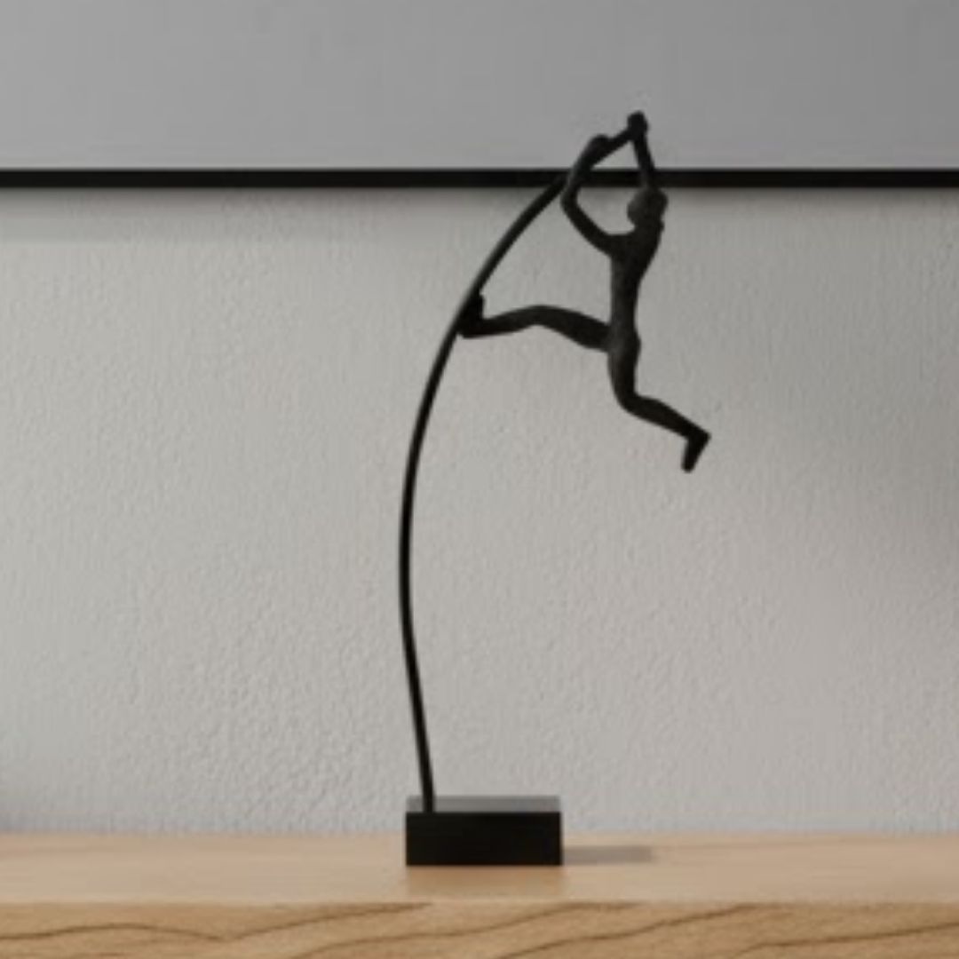 ESCULTURA SALTO C/ VARA RESINA MARROM MODALI DESIGN