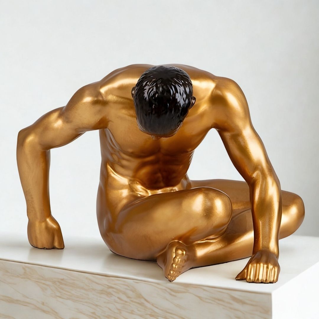 ESCULTURA MAN YOGA RESINA DOURADO MODALI DESIGN