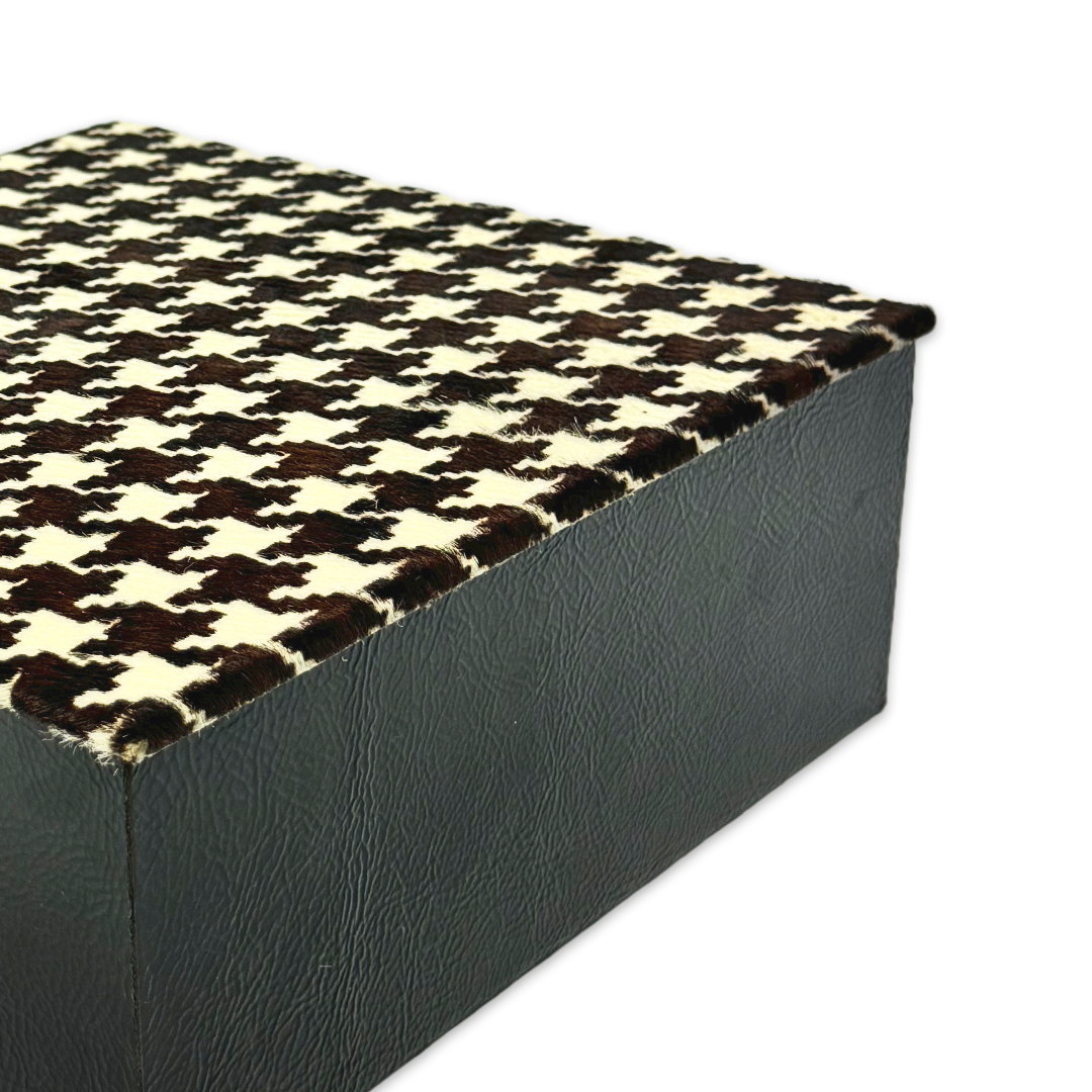 CAIXA QUADRADA DONNA II MADEIRA COURO C/ESTAMPA PRETA E BRANCA MODALI DESIGN