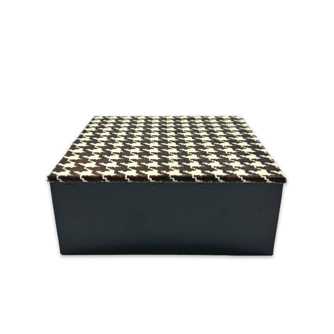 CAIXA QUADRADA DONNA II MADEIRA COURO C/ESTAMPA PRETA E BRANCA MODALI DESIGN