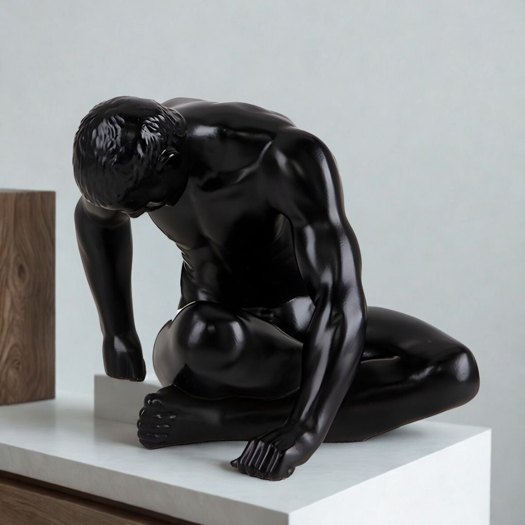 ESCULTURA MAN YOGA RESINA PRETO MODALI DESIGN