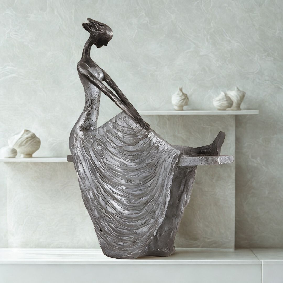 ESCULTURA GILDA SENTADA RESINA PRATEADA MODALI DESIGN