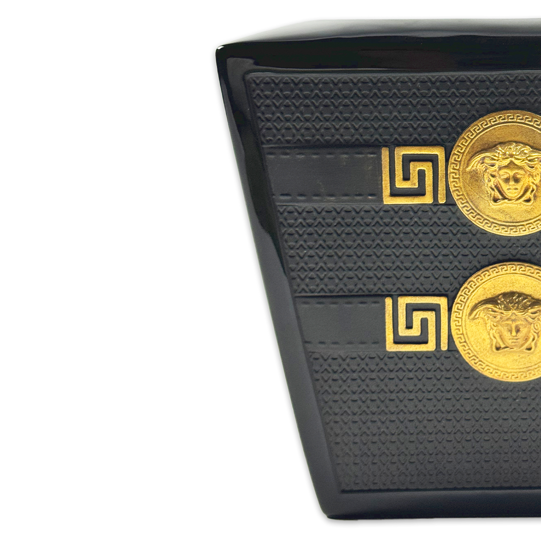 VASO VERSACE SIGNATURE PRETO/DOURADO PORCELANA