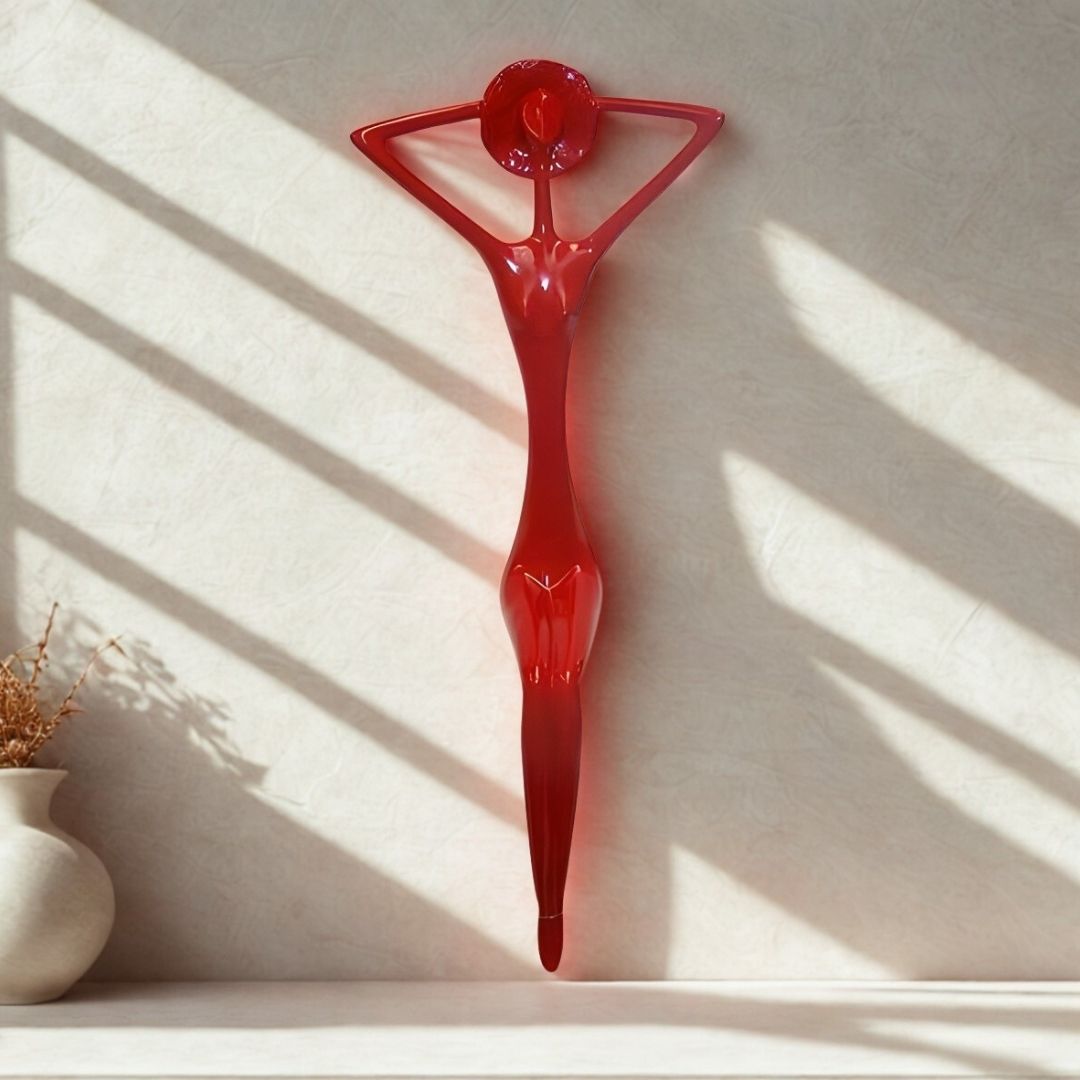 ESCULTURA MULHER CHAPEU SENTADA RESINA VERMELHA MODALI DESIGN