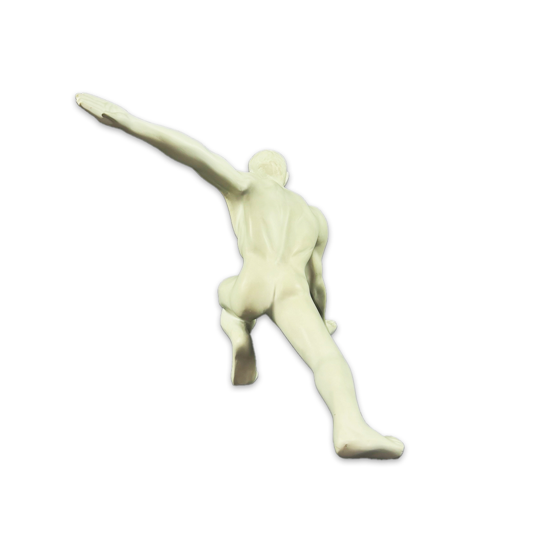 ESCULTURA MAN DISPARADA RESINA BRANCO MODALI DESIGN