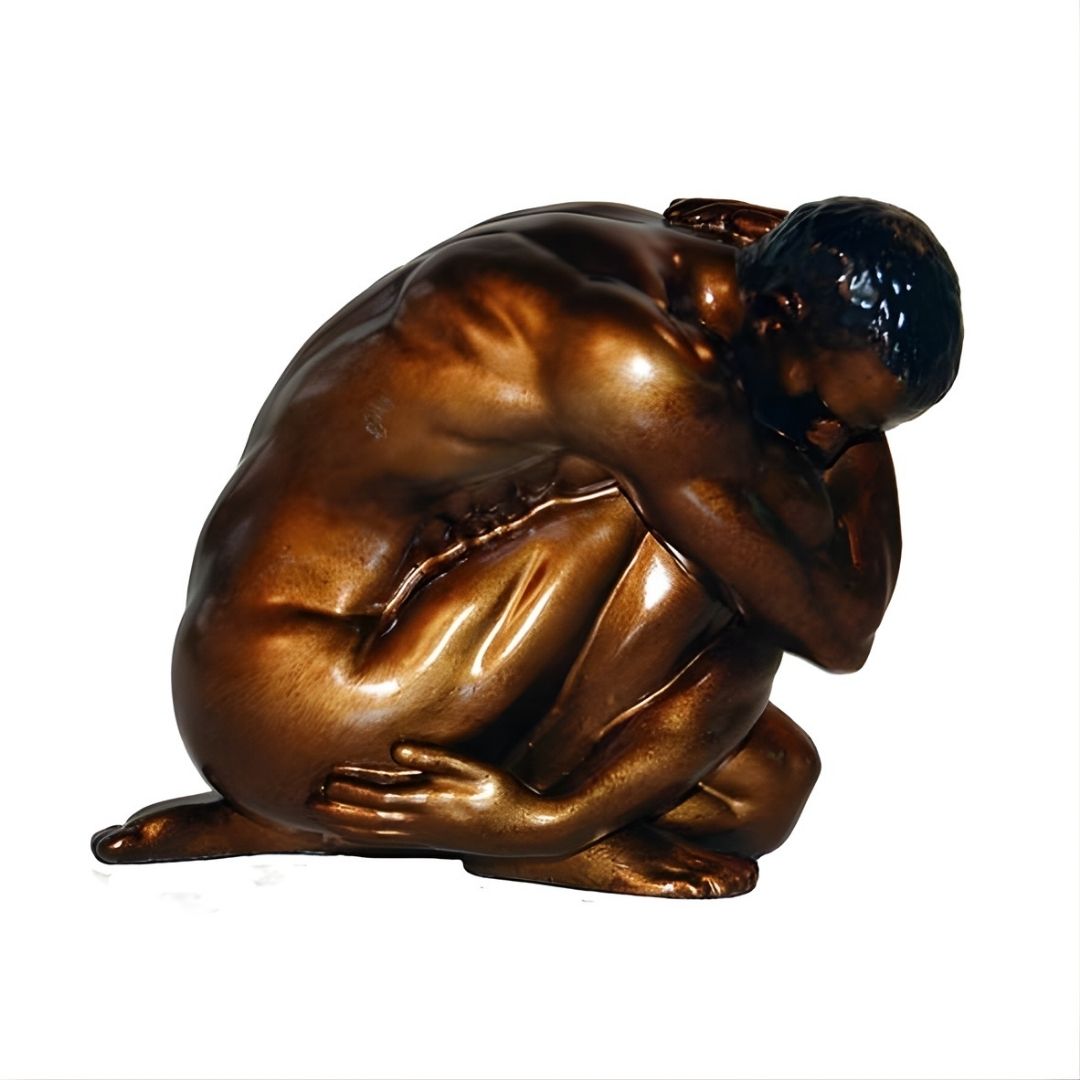 ESCULTURA MAN ENCOLHIDO RESINA DOURADO MODALI DESIGN