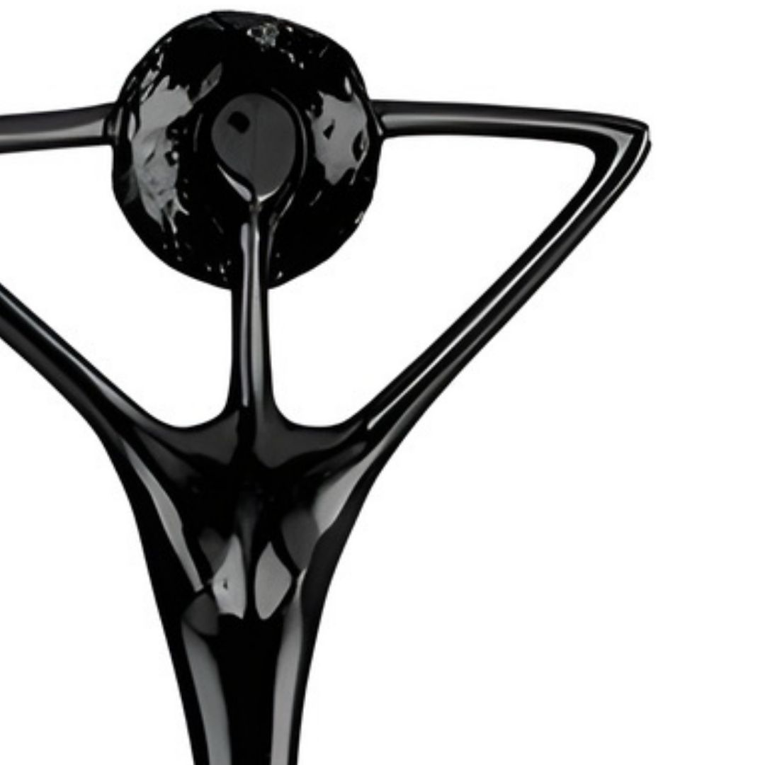 ESCULTURA MULHER CHAPEU SENTADA RESINA PRETA MODALI DESIGN