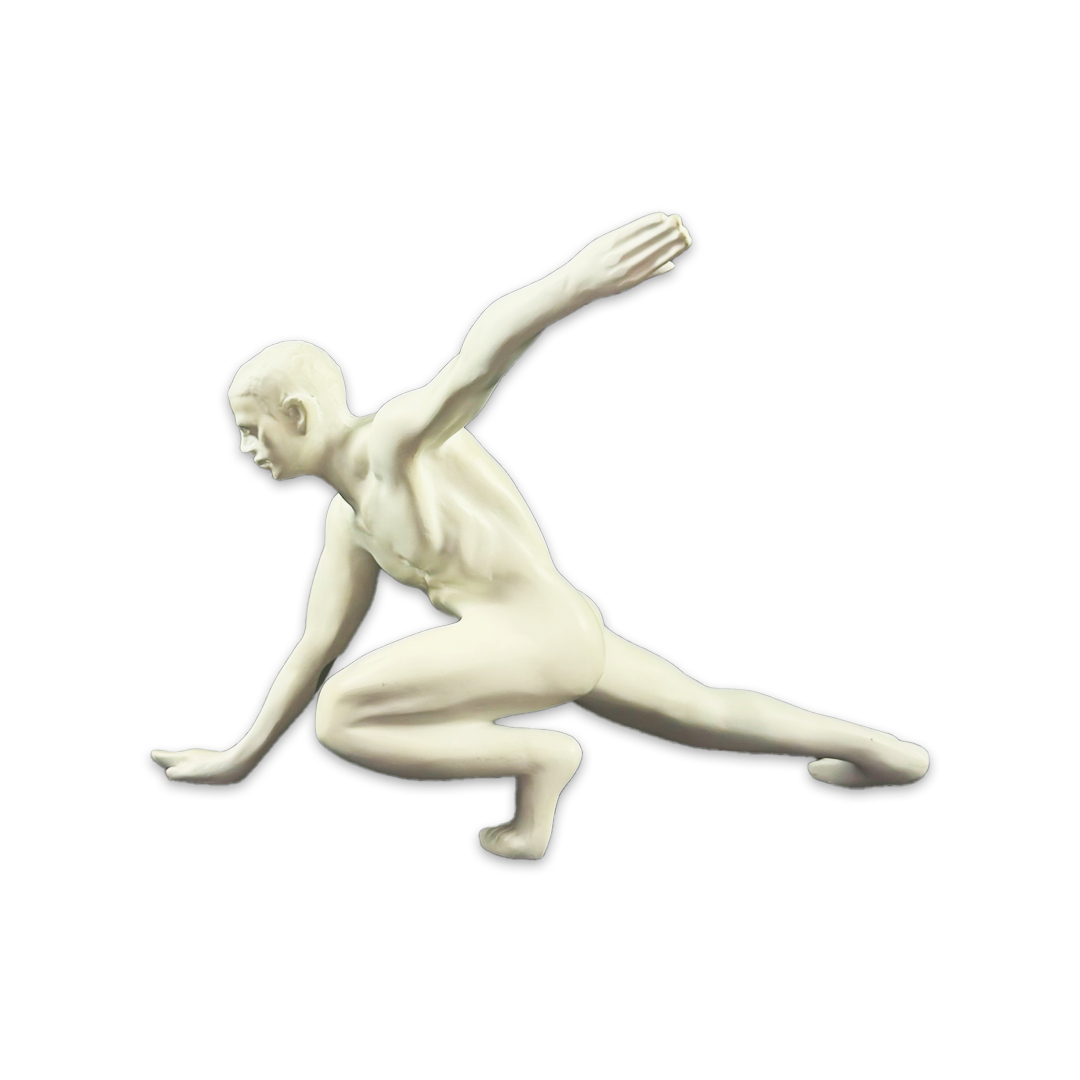 ESCULTURA MAN DISPARADA RESINA BRANCO MODALI DESIGN