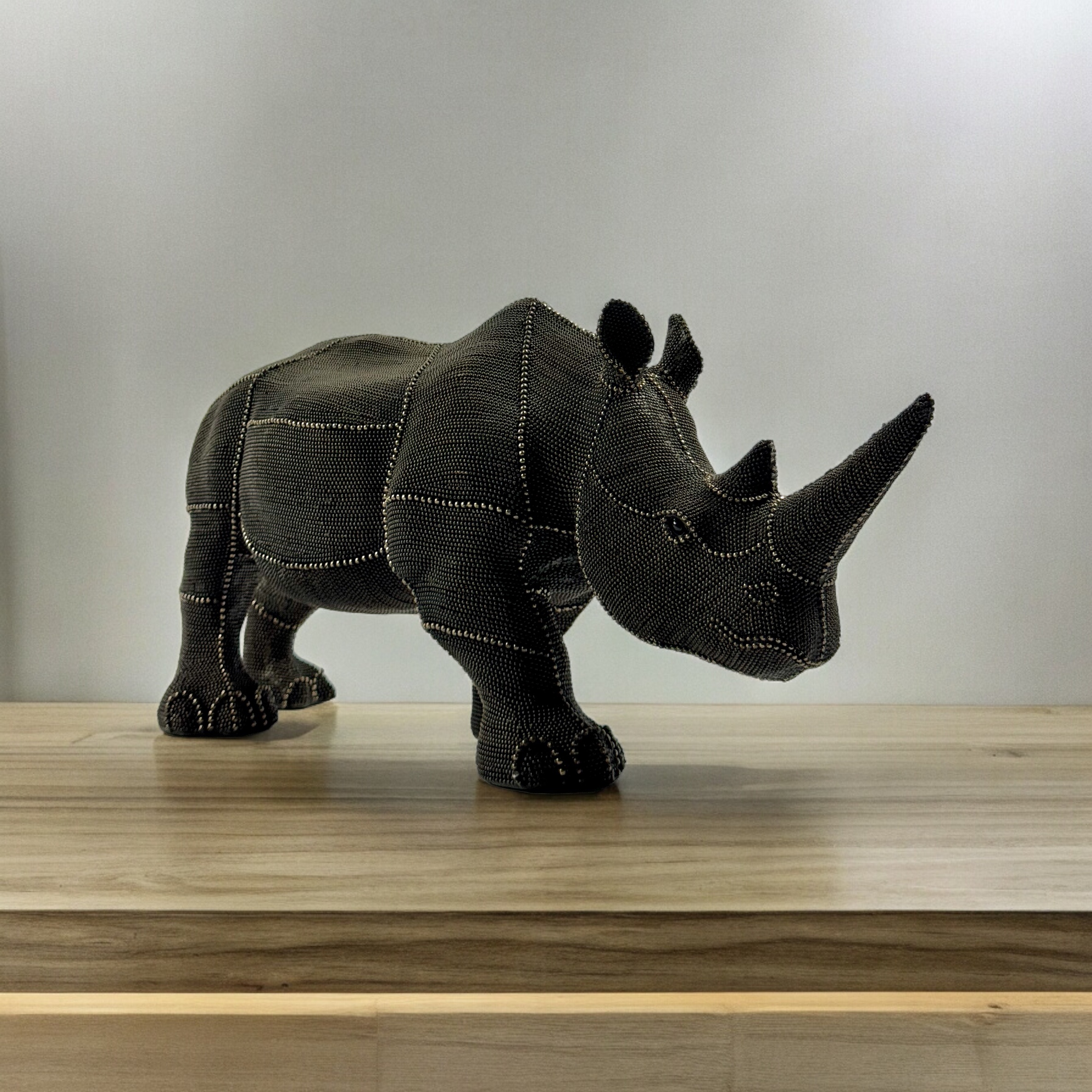 ESCULTURA RHINO PEROLAS RESINA 