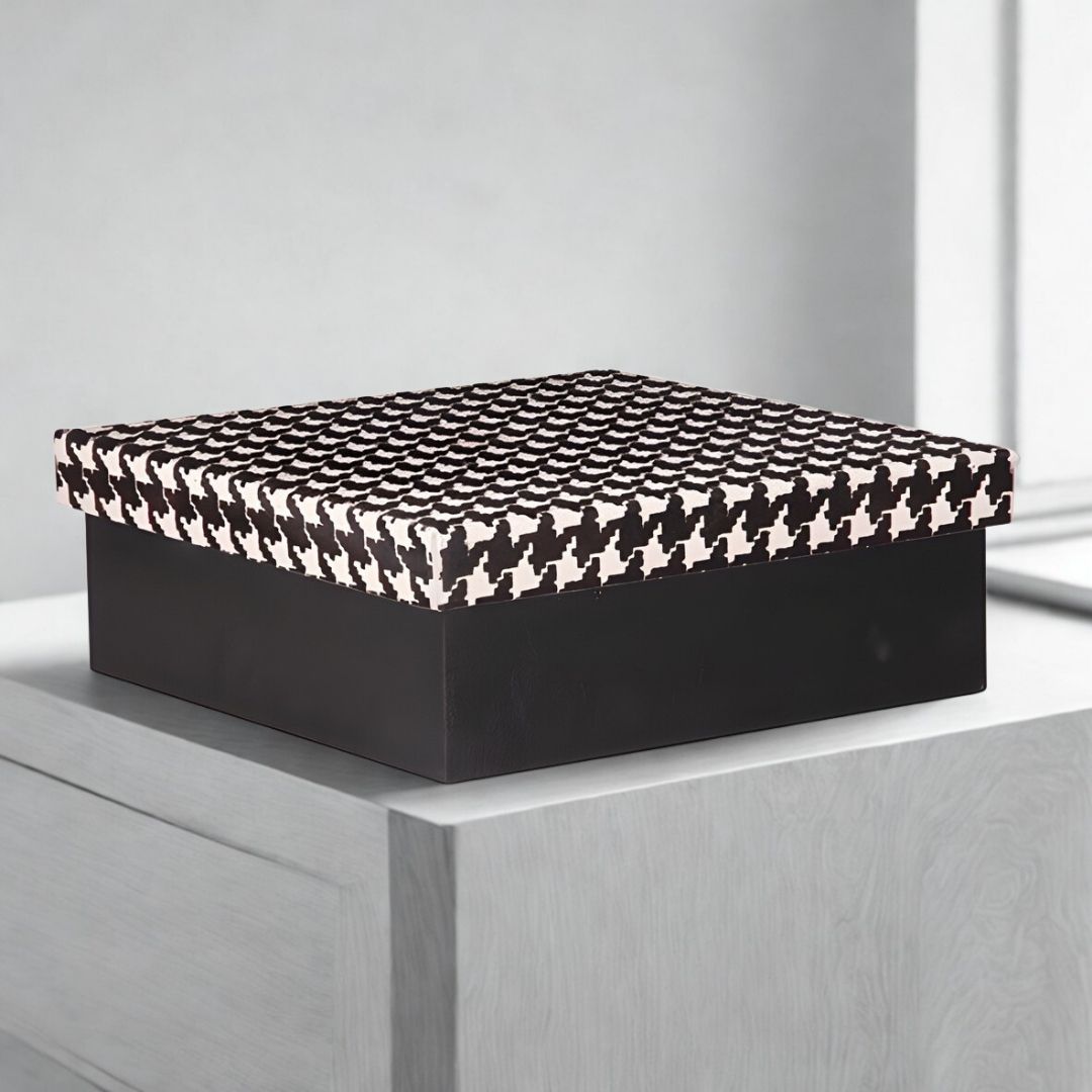 CAIXA QUADRADA DONNA II GRANDE MADEIRA COURO C/ TAMPA PRETO E BRANCA MODALI DESIGN