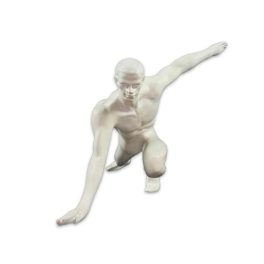 ESCULTURA MAN DISPARADA RESINA BRANCO MODALI DESIGN