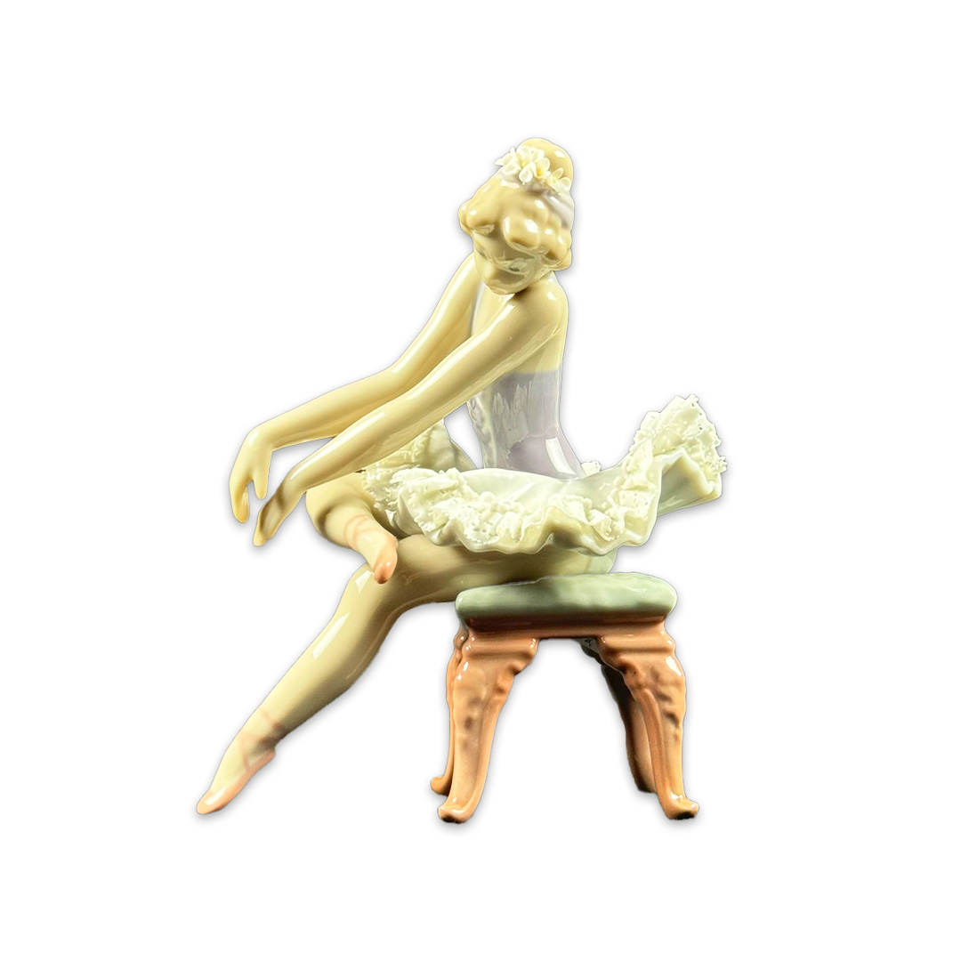 ESCULTURA BAILARINA OLHANDO SAPATILHA PORCELANA LLADRO