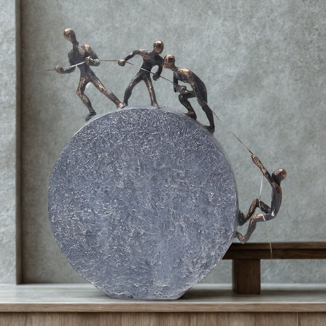 ESCULTURA ALPINISTA NO CIRCULO RESINA COBRE ENVELHECIDO MODALI DESIGN