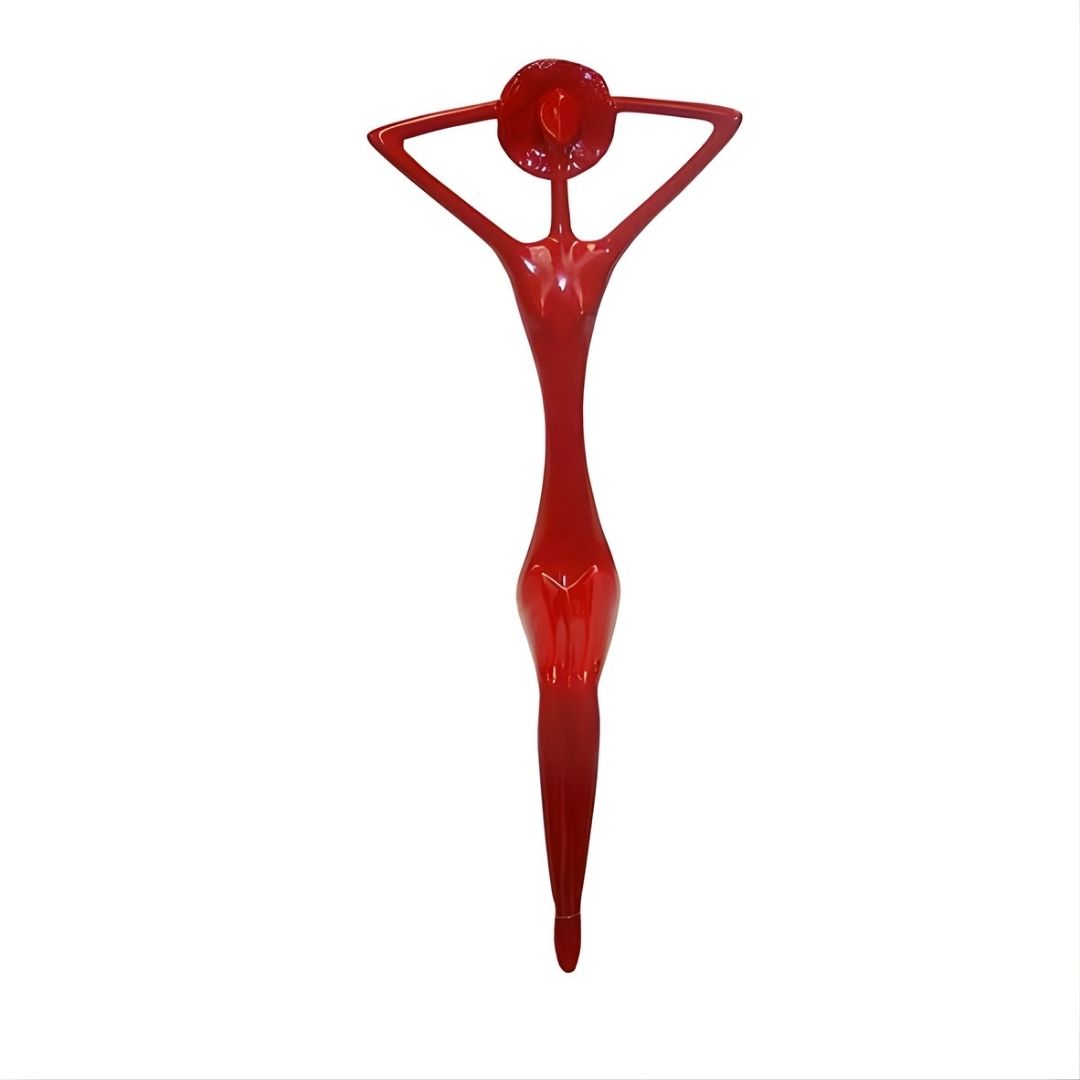 ESCULTURA MULHER CHAPEU SENTADA RESINA VERMELHA MODALI DESIGN