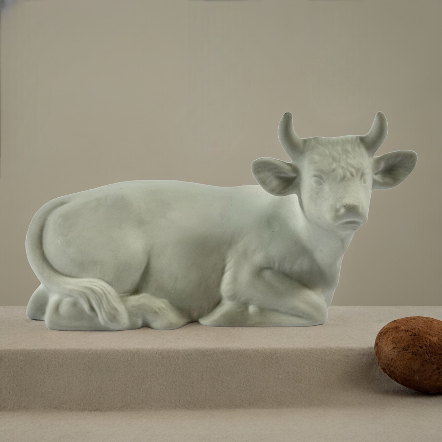 ESCULTURA VACA DEITADA CERAMICA BRANCA REICHENBACH