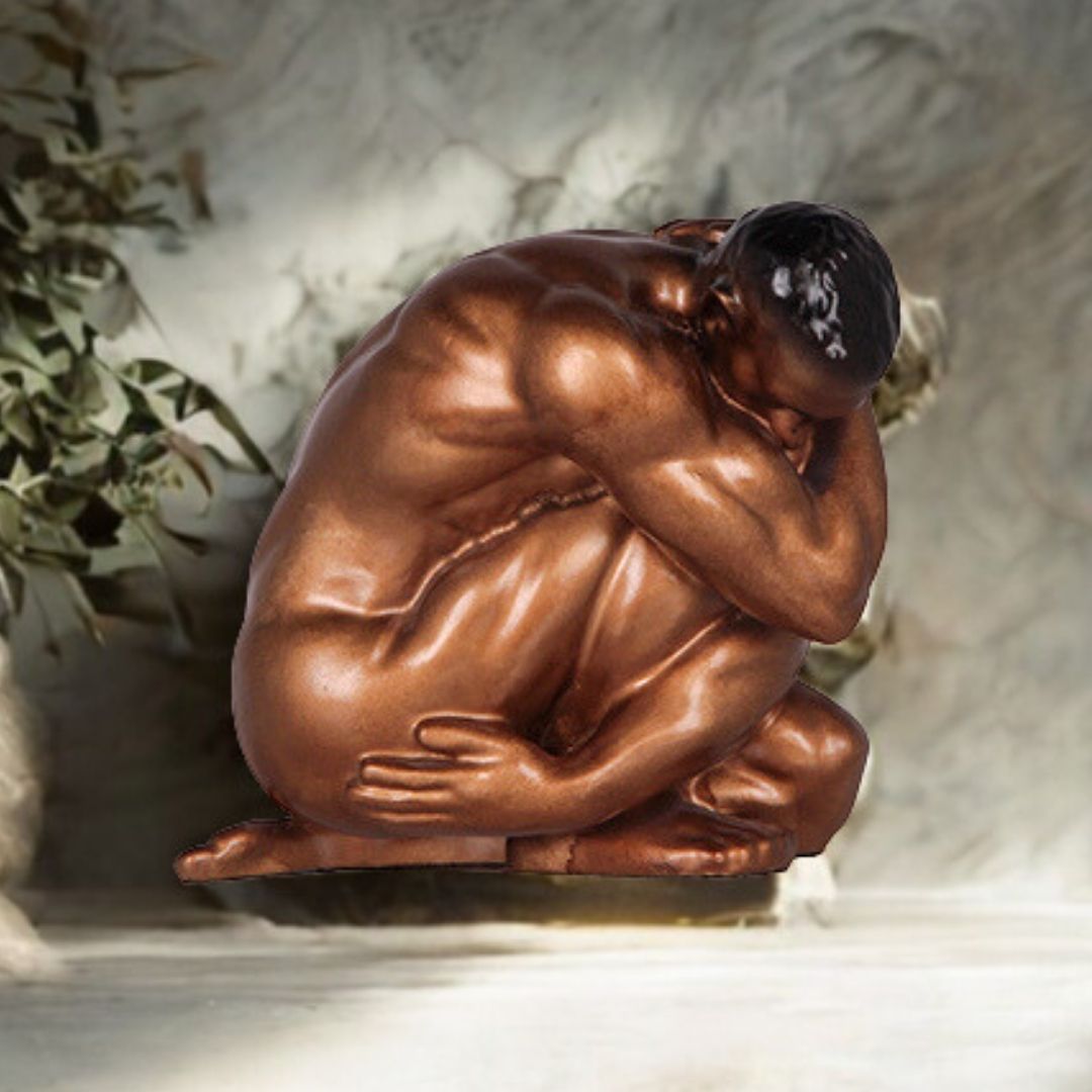 ESCULTURA MAN ENCOLHIDO RESINA PRATEADO MODALI DESIGN