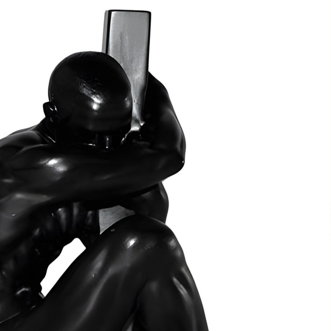 ESCULTURA MAN AGARRANDO RESINA PRETO MODALI DESIGN