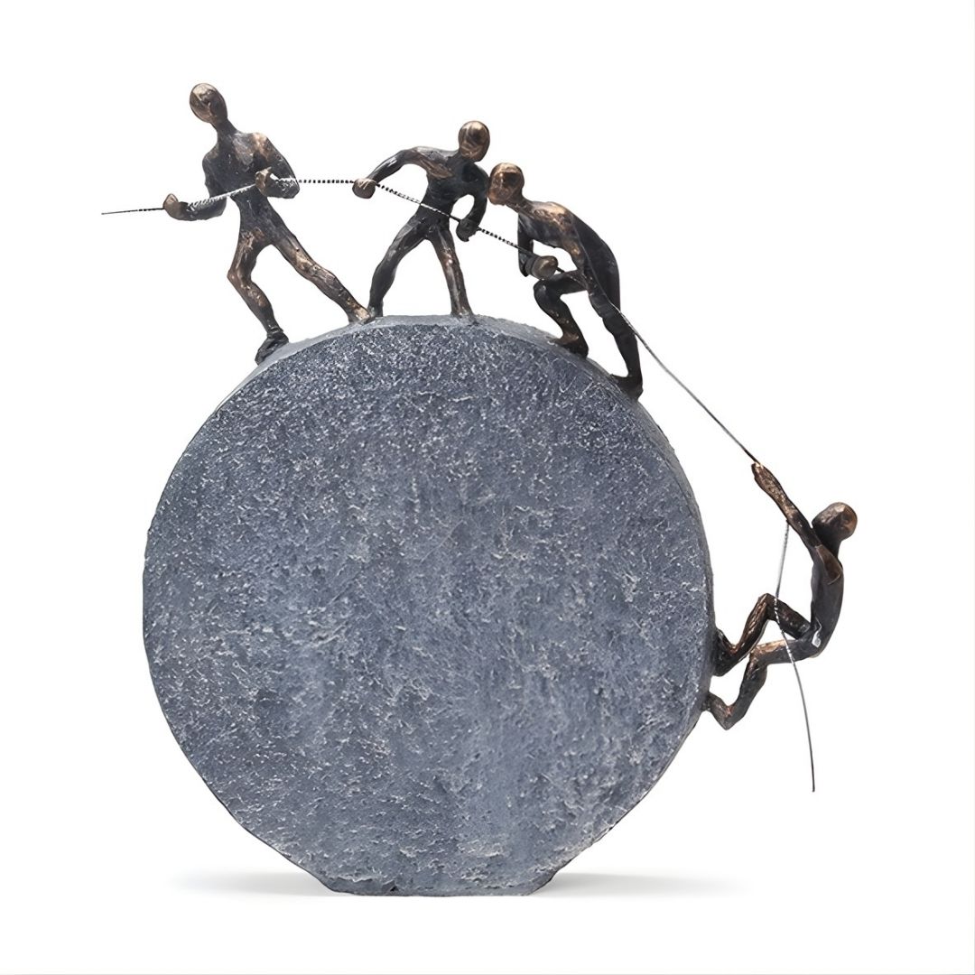 ESCULTURA ALPINISTA NO CIRCULO RESINA COBRE ENVELHECIDO MODALI DESIGN
