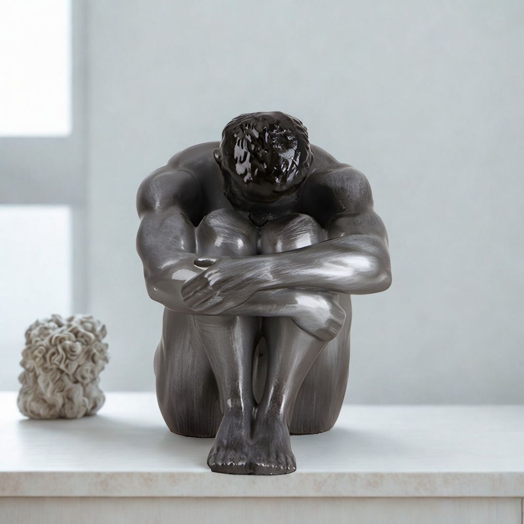 ESCULTURA MAN AGARRANDO RESINA PRATEADO MODALI DESIGN