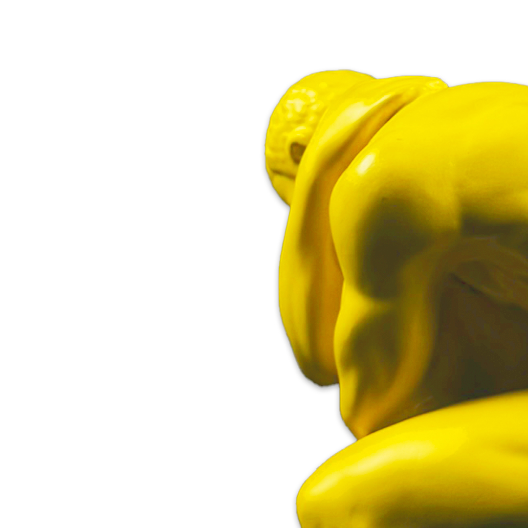 ESCULTURA MAN ENCOLHIDO RESINA AMARELO MODALI DESIGN