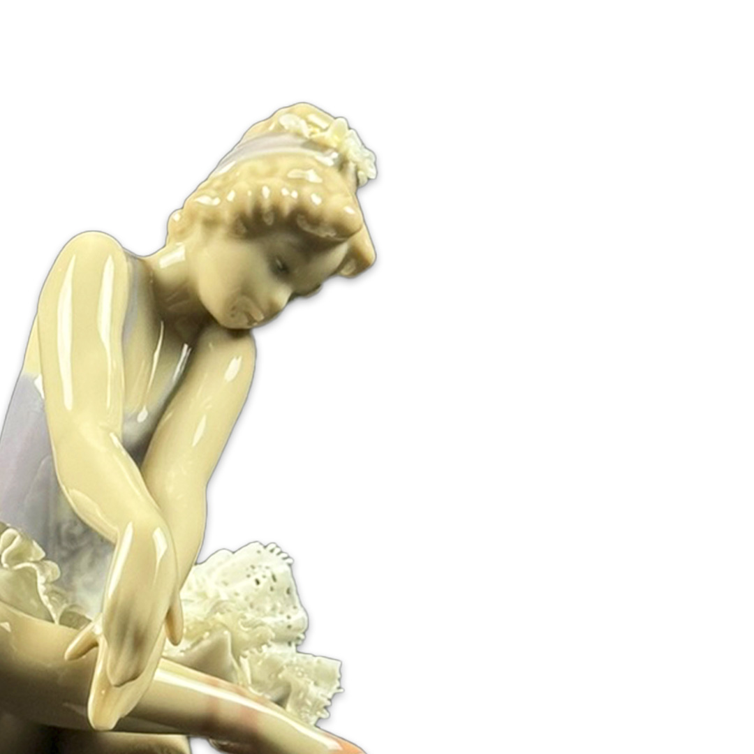 ESCULTURA BAILARINA OLHANDO SAPATILHA PORCELANA LLADRO