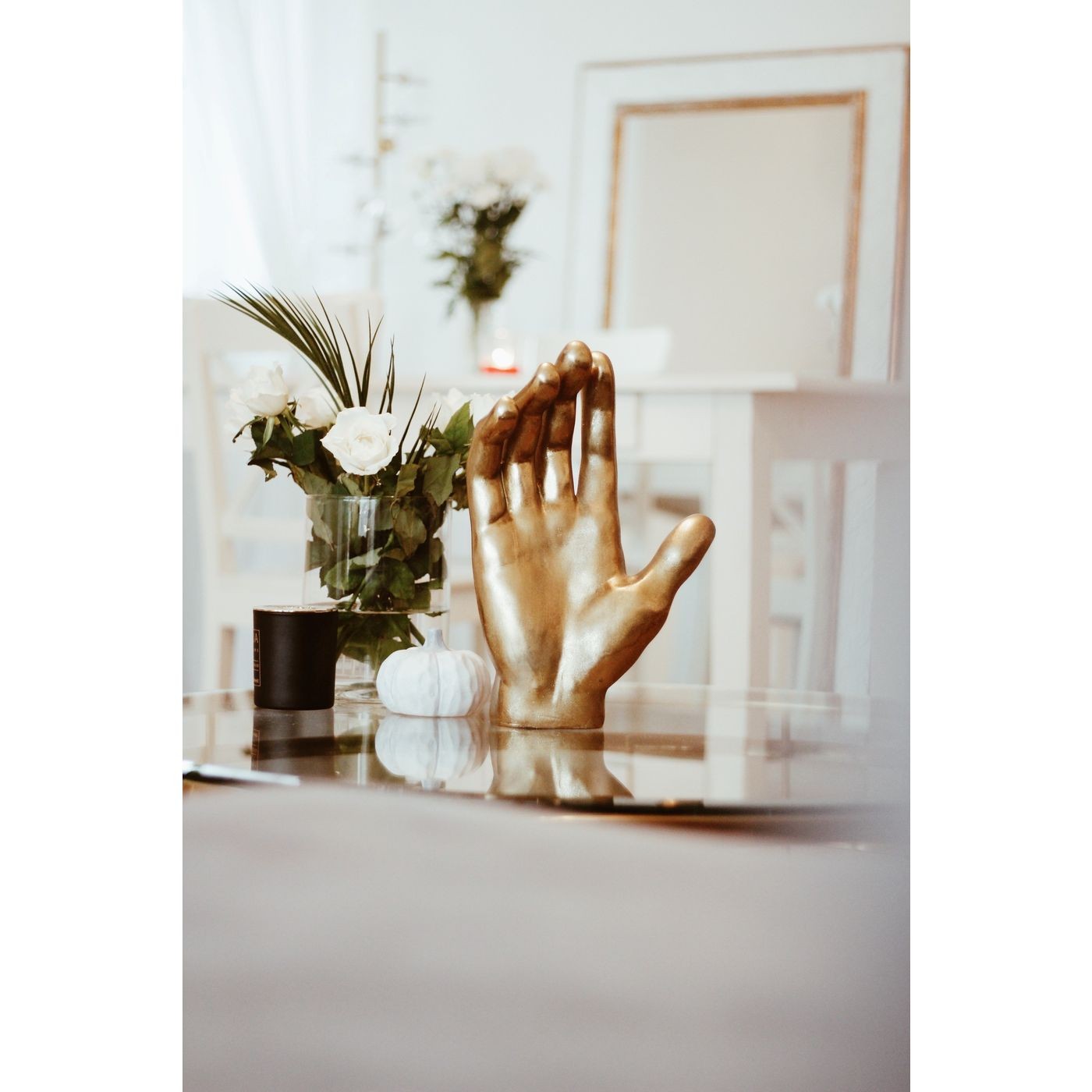 ESCULTURA MAO RESINA DOURADA