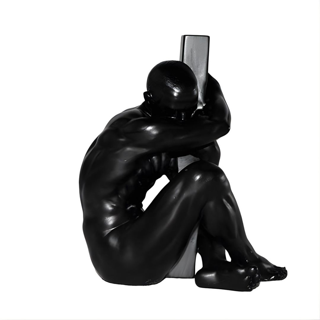 ESCULTURA MAN AGARRANDO RESINA PRETO MODALI DESIGN