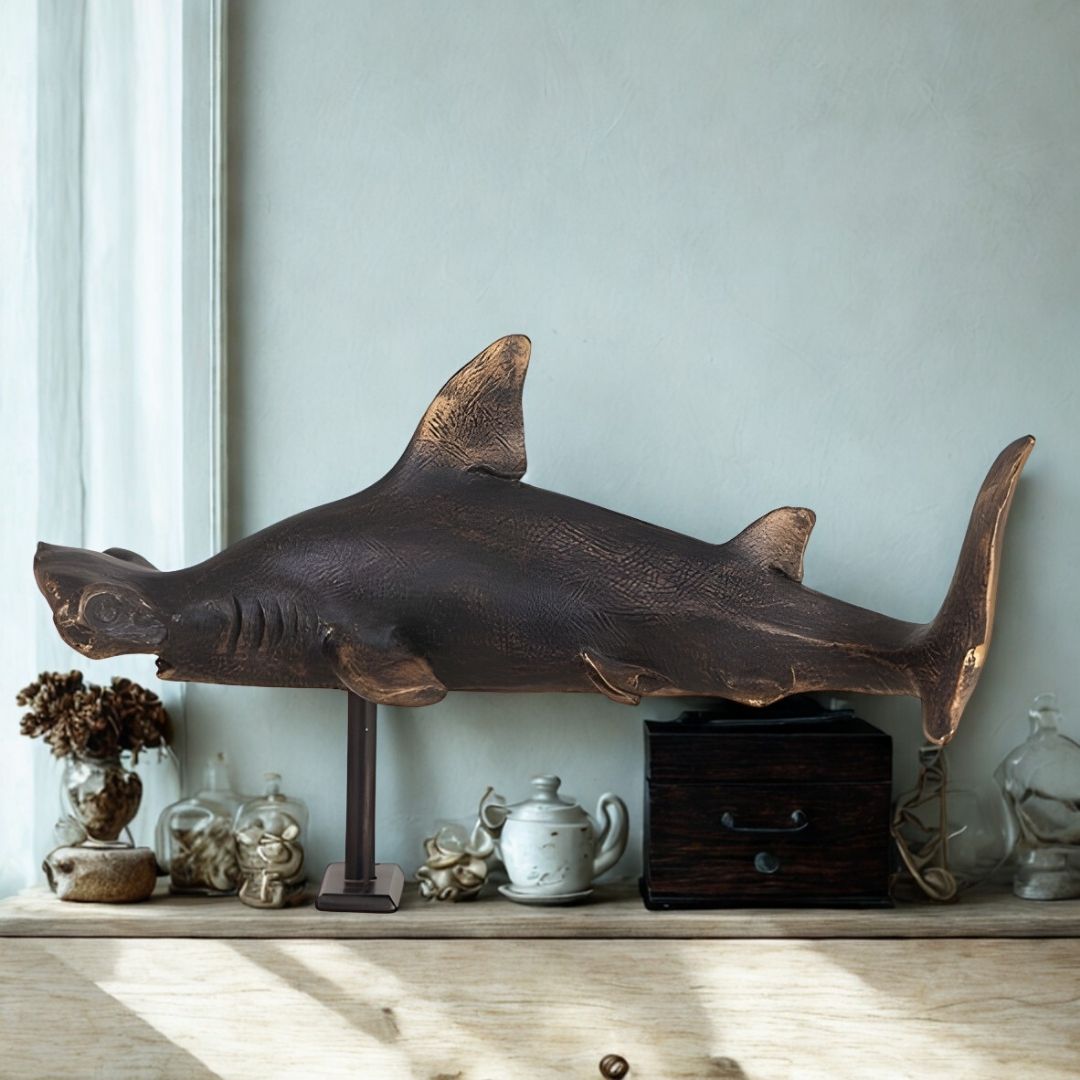 ESCULTURA TUBARAO PAREDE PEQUENO RESINA OURO ENVELHECIDO MODALI DESIGN