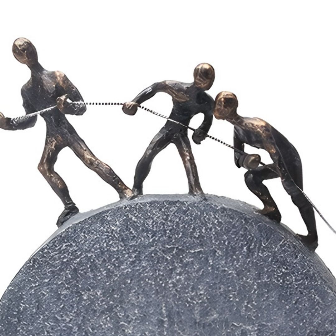 ESCULTURA ALPINISTA NO CIRCULO RESINA COBRE ENVELHECIDO MODALI DESIGN