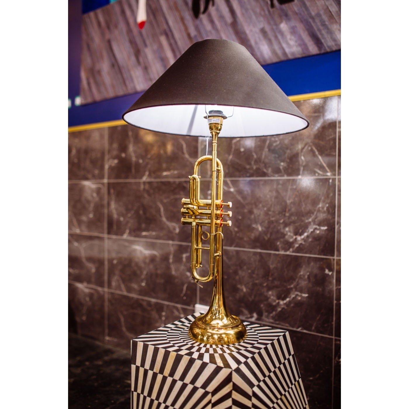 ABAJOUR TROMPETE JAZZ METAL DOURADO 