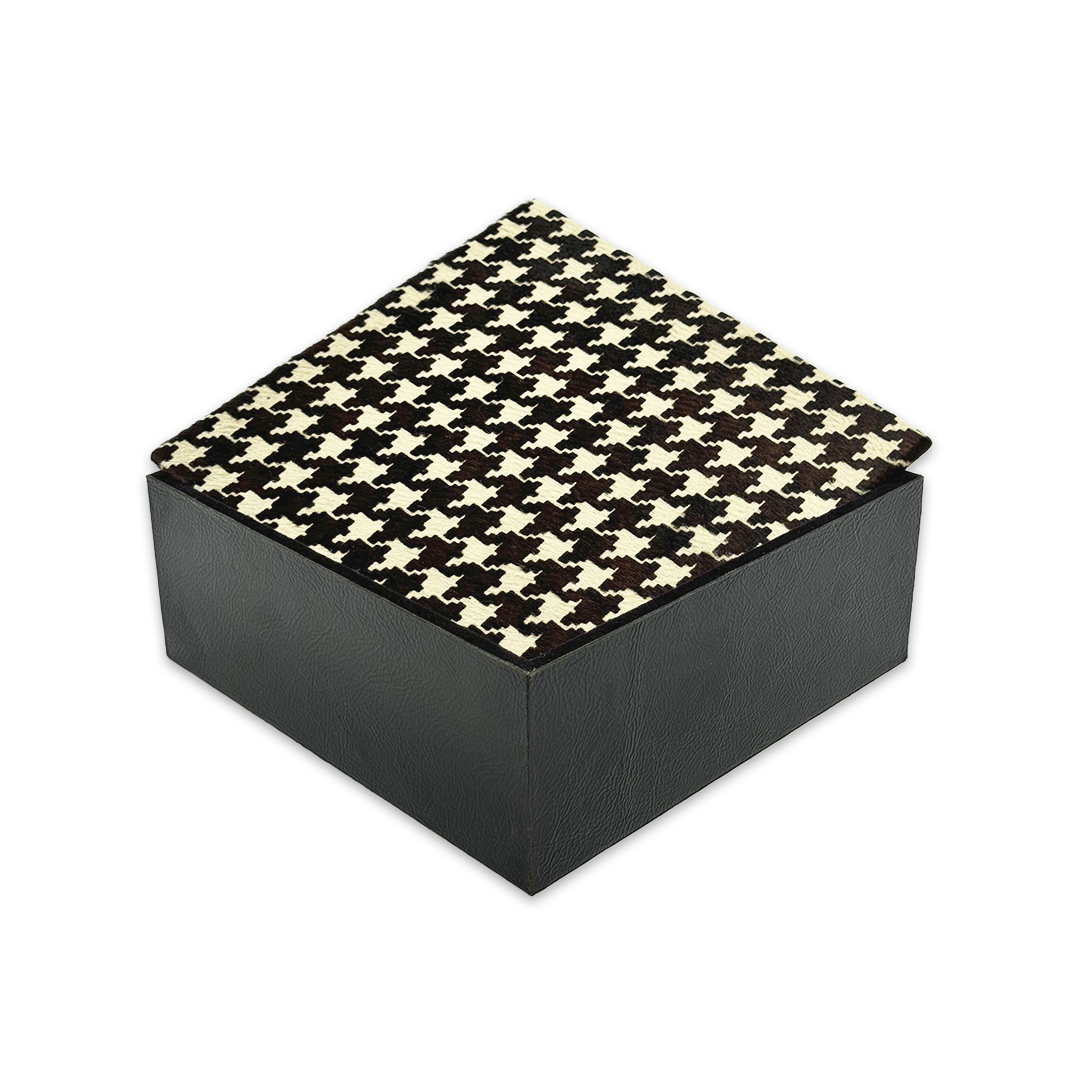 CAIXA QUADRADA DONNA II MADEIRA COURO C/ESTAMPA PRETA E BRANCA MODALI DESIGN