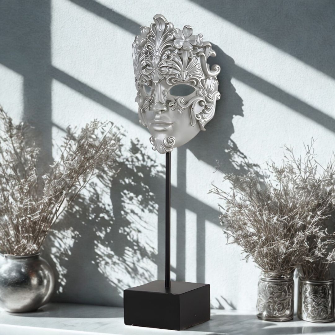 ESCULTURA MASCARA VENEZA RESINA PRATEADA C/PEDESTAL MODALI DESIGN