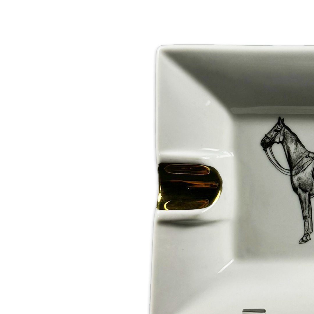 CINZEIRO CHARUTO CAVALO CERAMICA BRANCA/OURO MODALI DESIGN