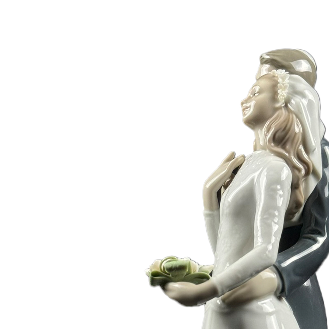 ESCULTURA NOIVOS BAJO LA JUPA PORCELANA LLADRO