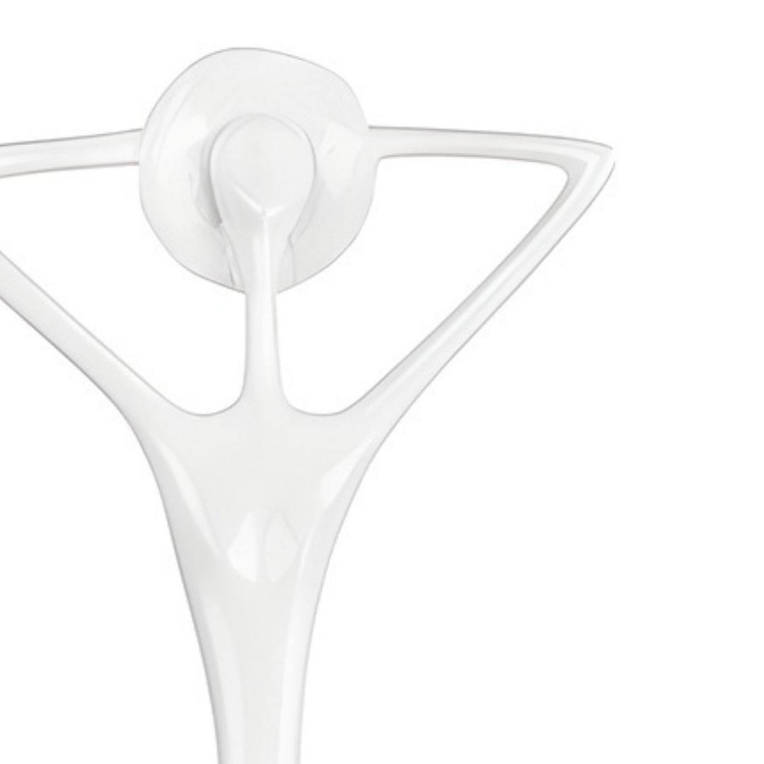 ESCULTURA MULHER CHAPEU SENTADA RESINA BRANCA MODALI DESIGN