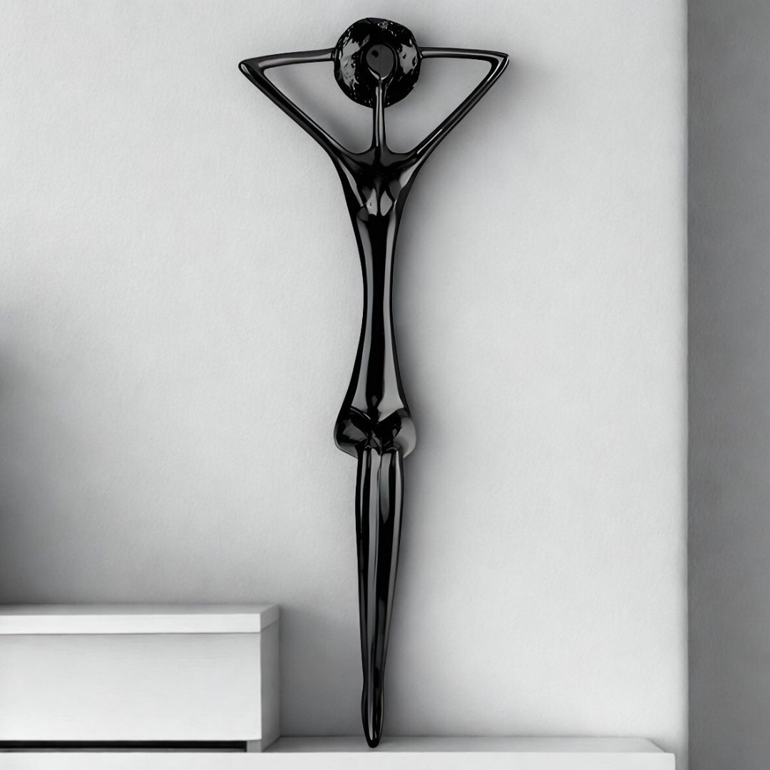 ESCULTURA MULHER CHAPEU SENTADA RESINA PRETA MODALI DESIGN