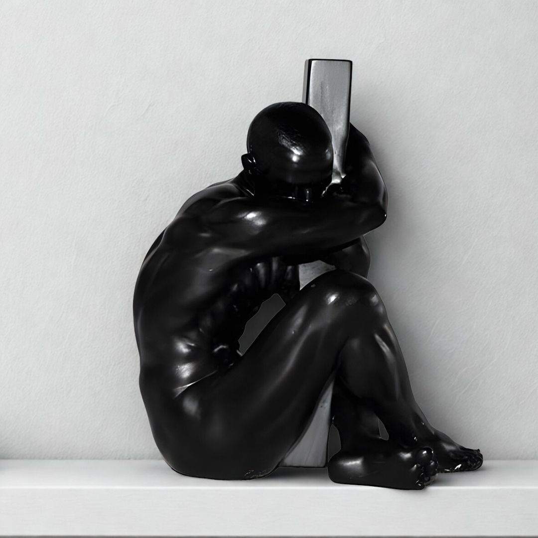 ESCULTURA MAN AGARRANDO RESINA PRETO MODALI DESIGN