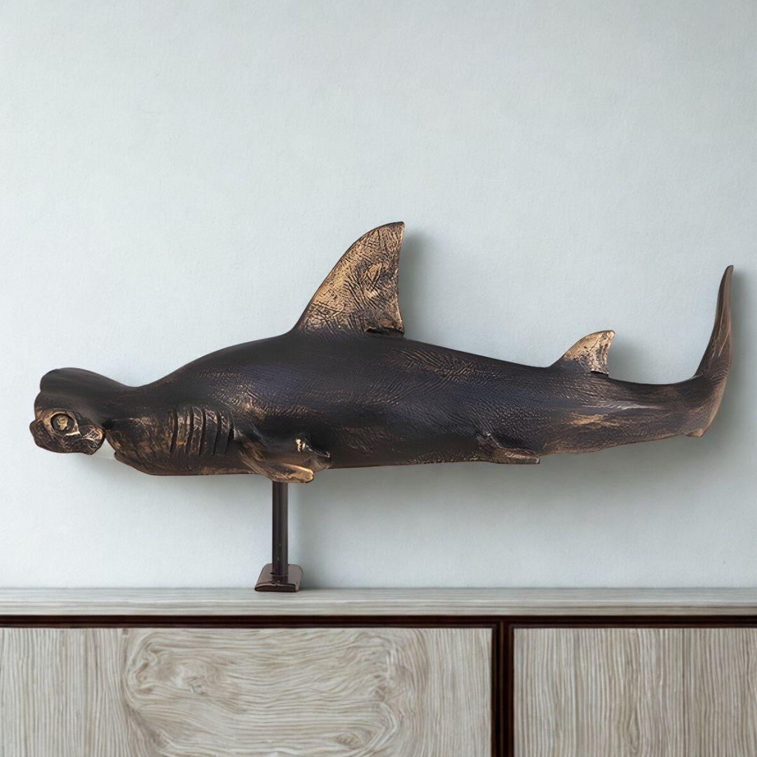 ESCULTURA TUBARAO PAREDE GRANDE RESINA OURO ENVELHECIDO MODALI DESIGN