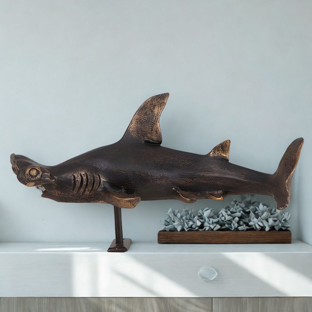 ESCULTURA TUBARAO PAREDE MEDIO RESINA OURO ENVELHECIDO MODALI DESIGN