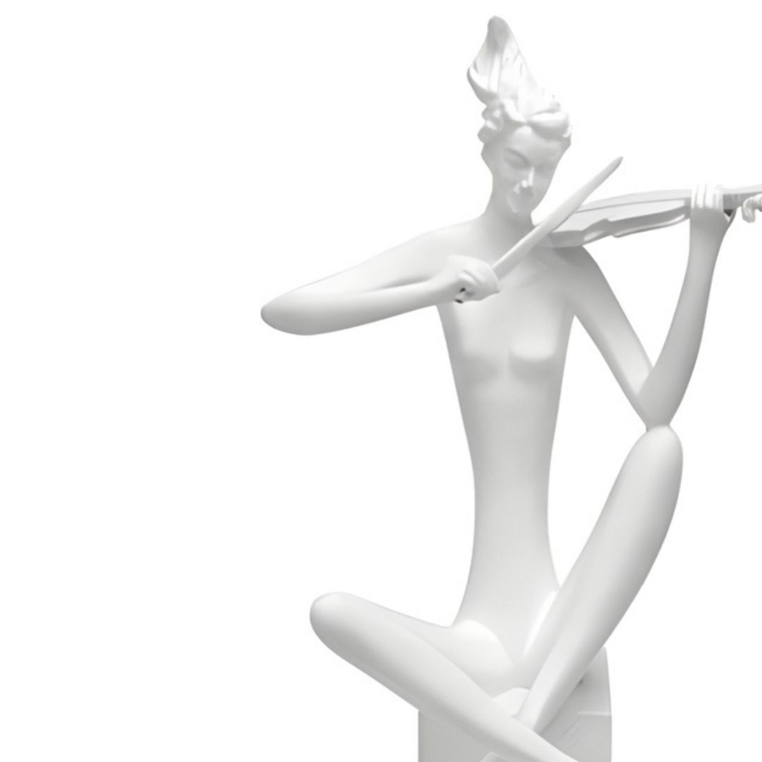 ESCULTURA VIOLINISTA SENTADA NO PEDESTAL RESINA BRANCA MODALI DESIGN